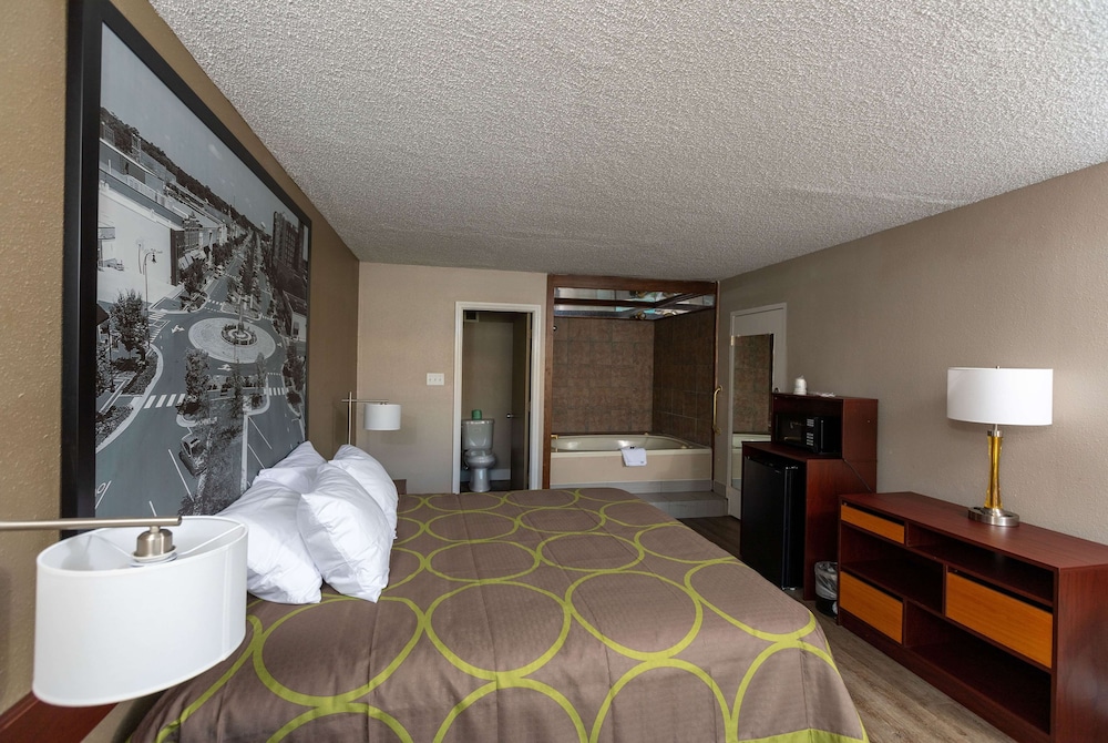 Room, 1 King Bed, Smoking - Photo 4