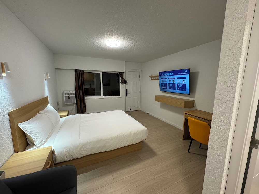 Deluxe Queen Room with Kitchenette photo 3