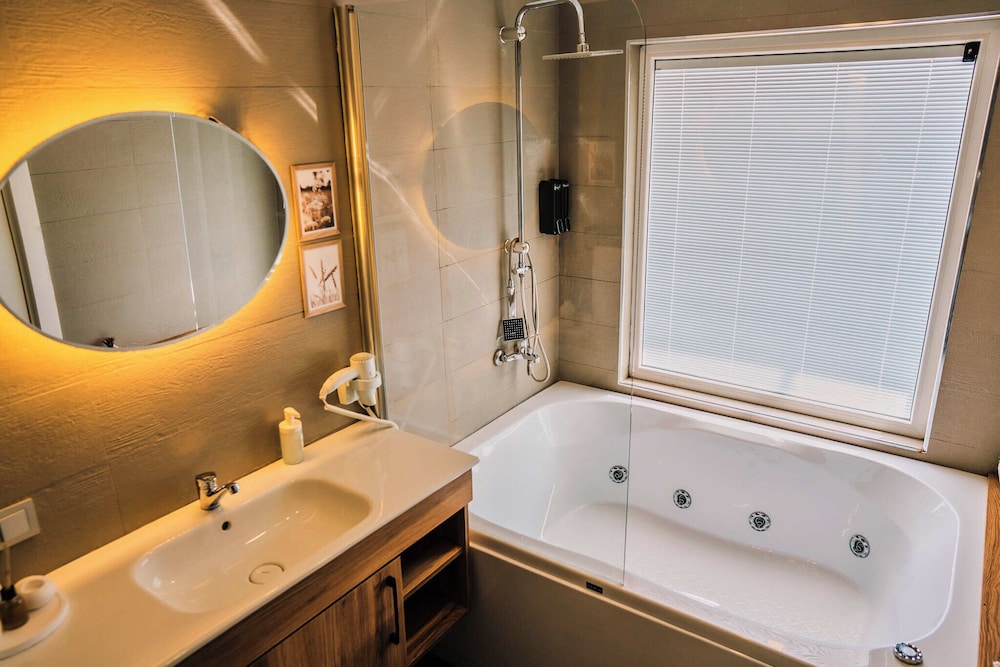 Elite Room, 1 King Bed, City View photo 1