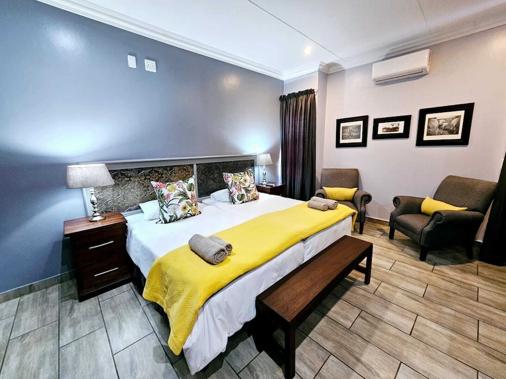 Superior Room, 1 King Bed photo 1