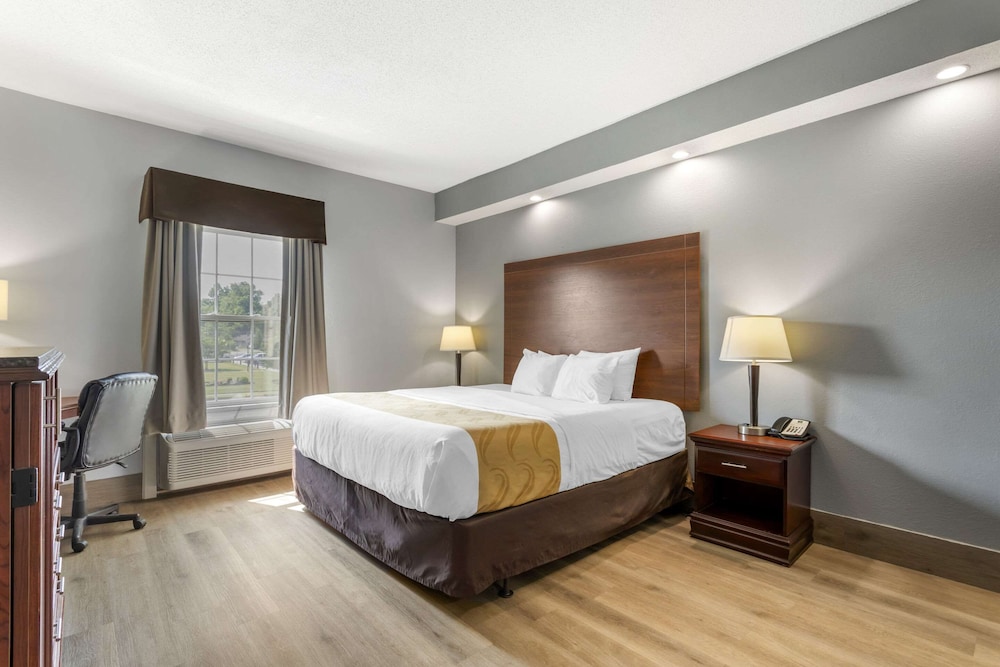 Standard Room, 1 King Bed, Non Smoking - Photo 5