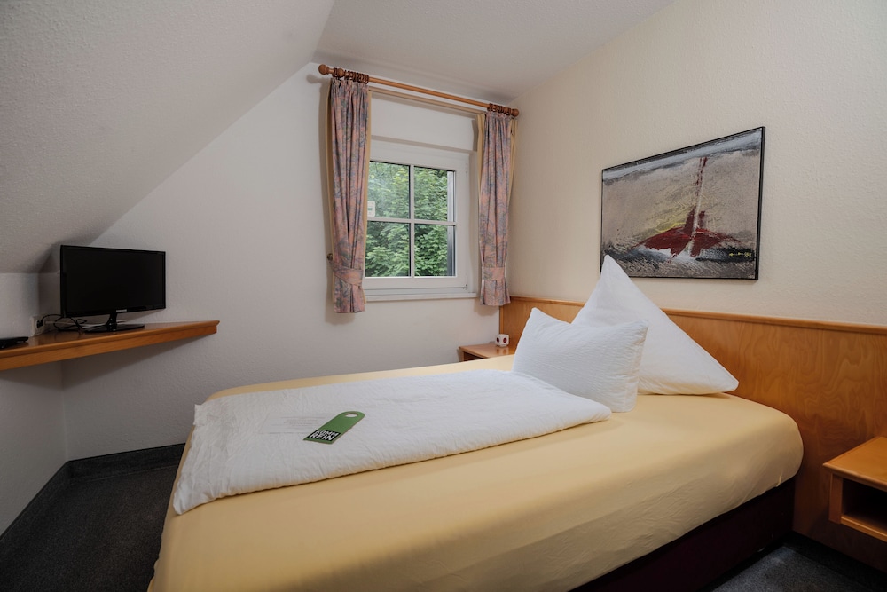 Single Room, 1 Large Twin Bed, Non Smoking photo 2