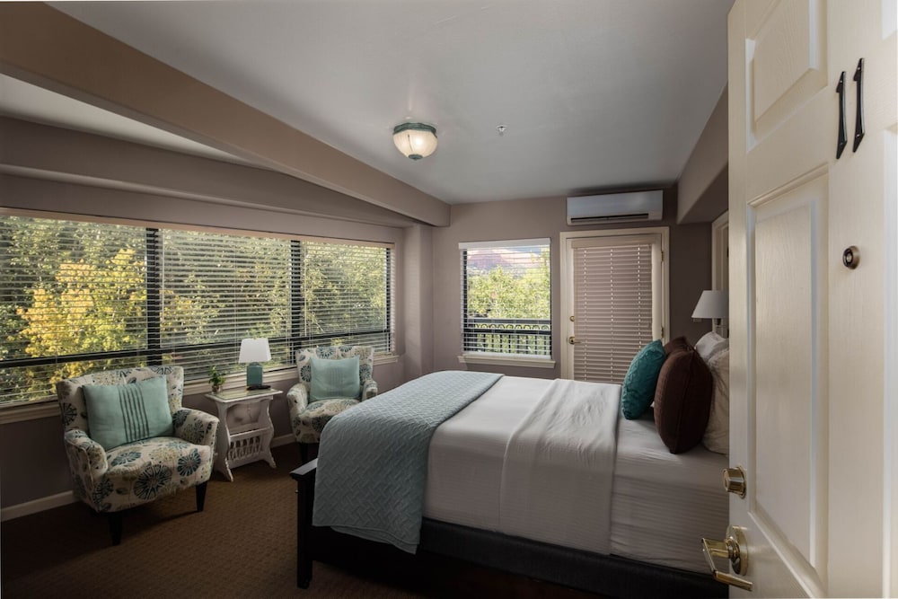 Creekside Queen Room 11
