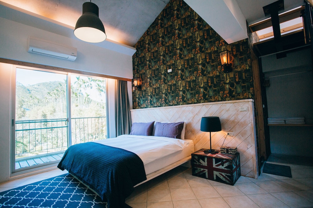 Signature Loft, Multiple Beds, Balcony photo 2