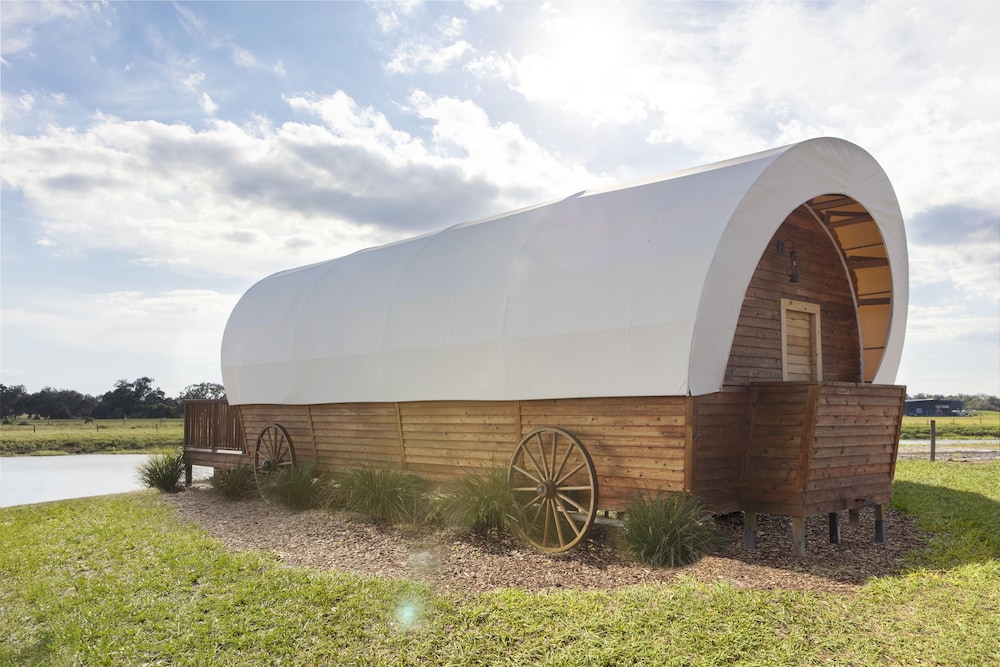 Room (Luxe Conestoga Wagon) photo 3