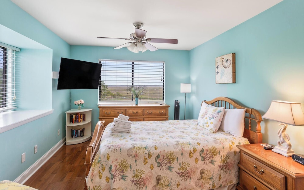 Condo, 1 Queen Bed, Balcony