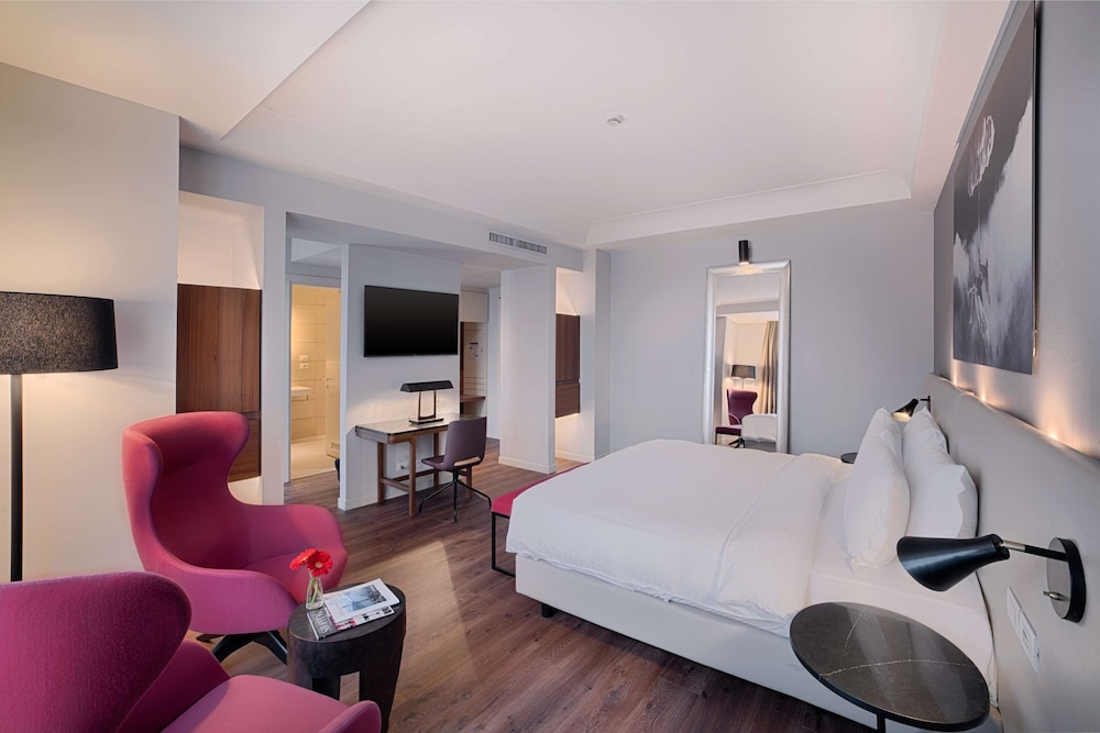 Family Room, Accessible - Photo 7