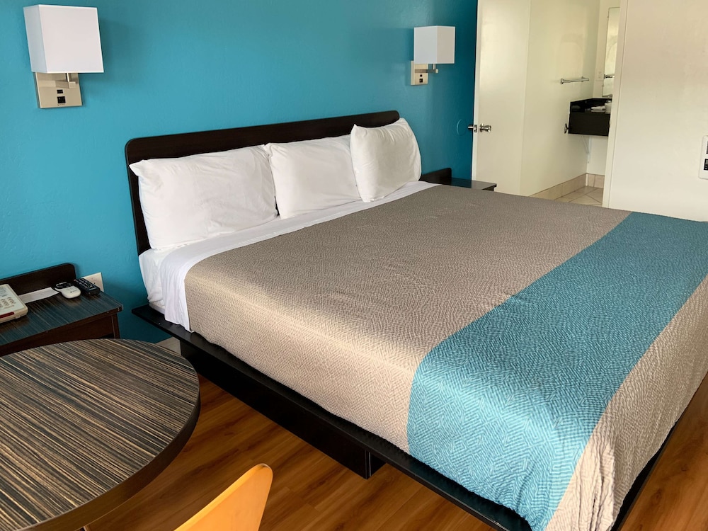 Standard Suite, 1 King Bed, Non Smoking, Refrigerator & Microwave photo 2