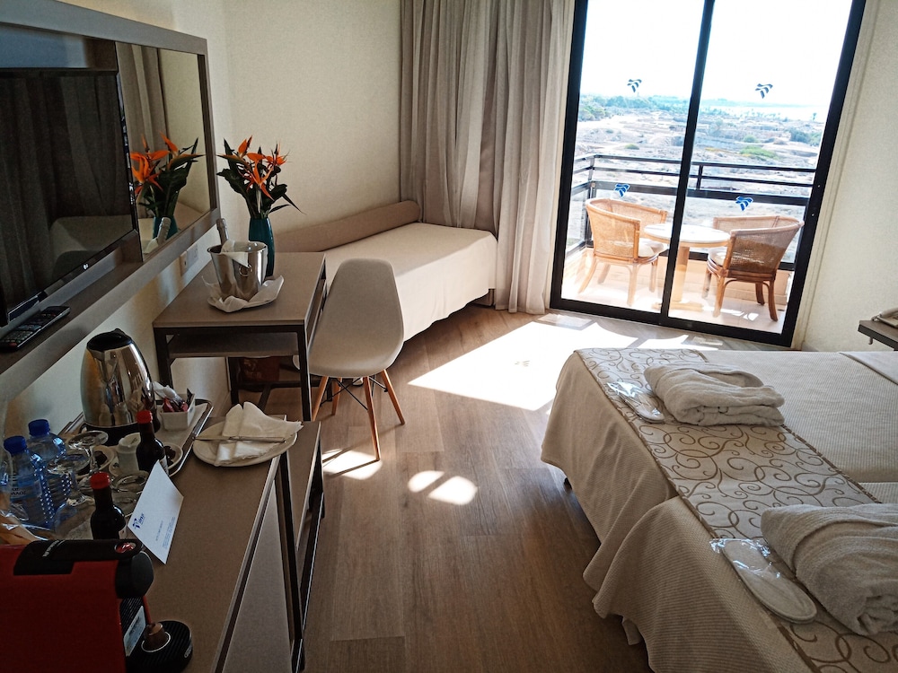 Deluxe Double or Twin Room, Partial Sea View - Photo 1
