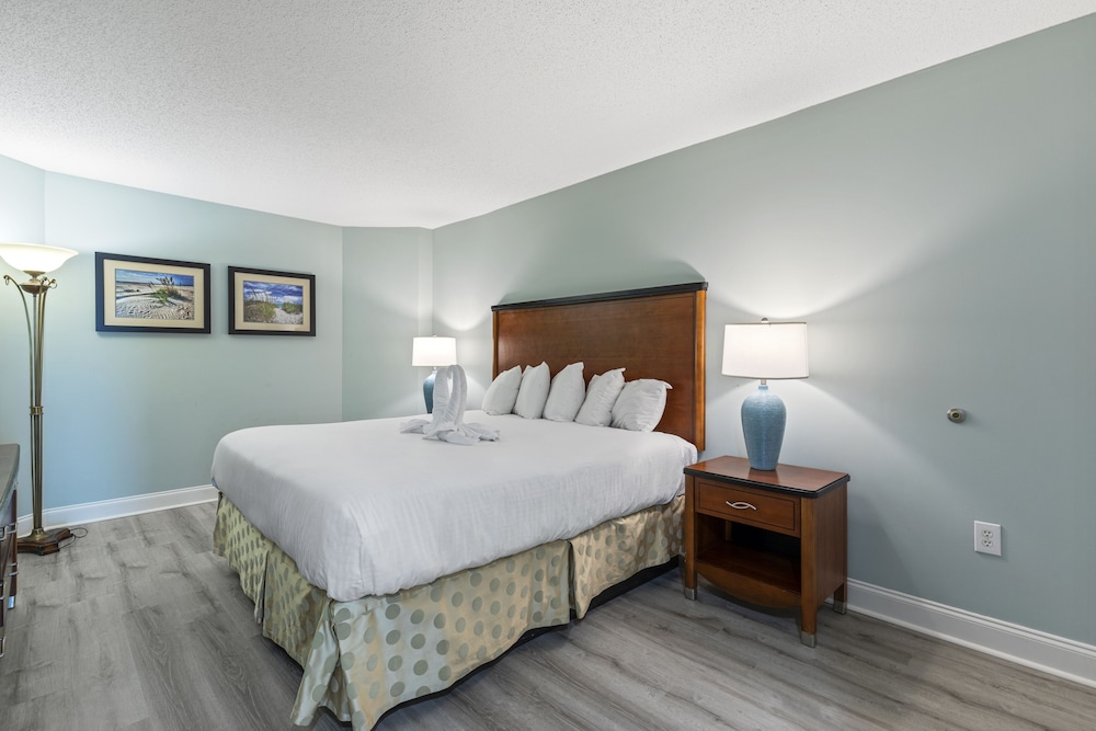 One Bedroom Deluxe Suite- 1 King Bed, Oceanfront, Private Balcony, Full Kitchen photo 3