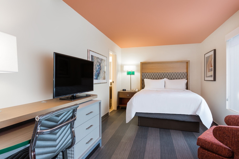 Standard Room, 1 Queen Bed, Accessible (Communications Accessible) - Photo 2