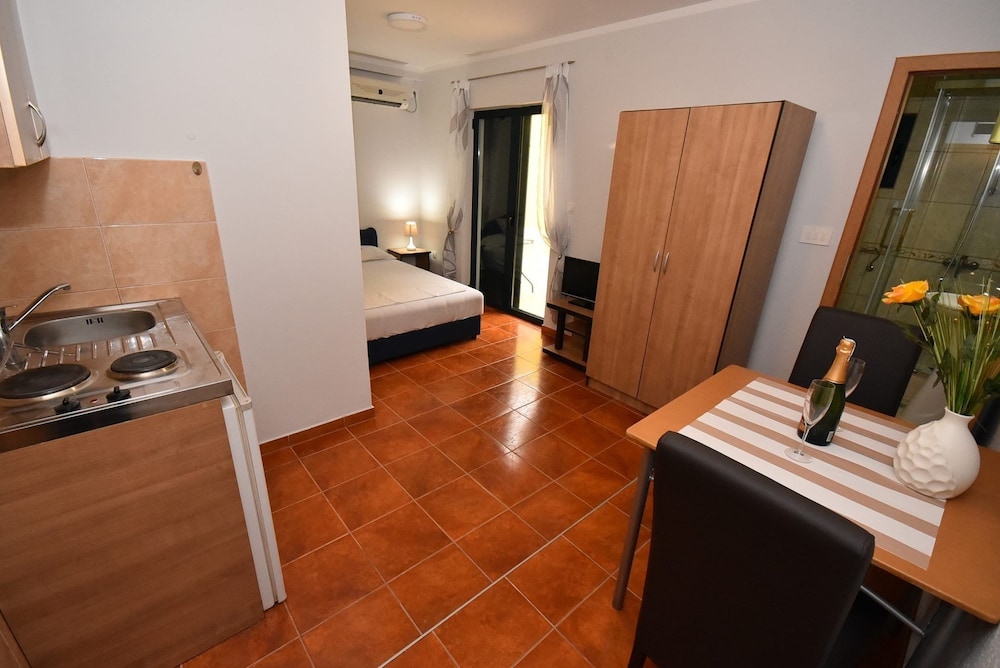 Economy Studio