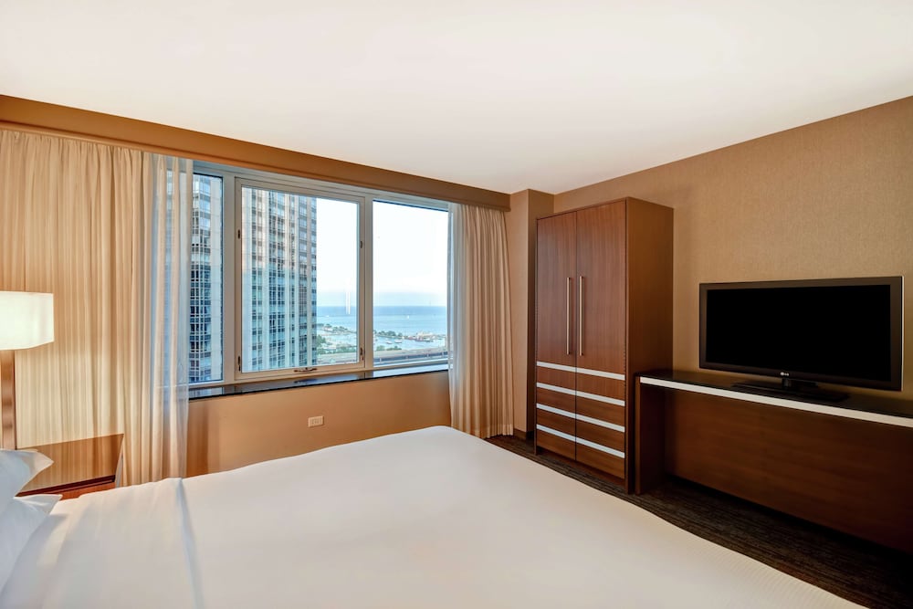 Suite, Multiple Beds, Lake View (High Floor) - Photo 2
