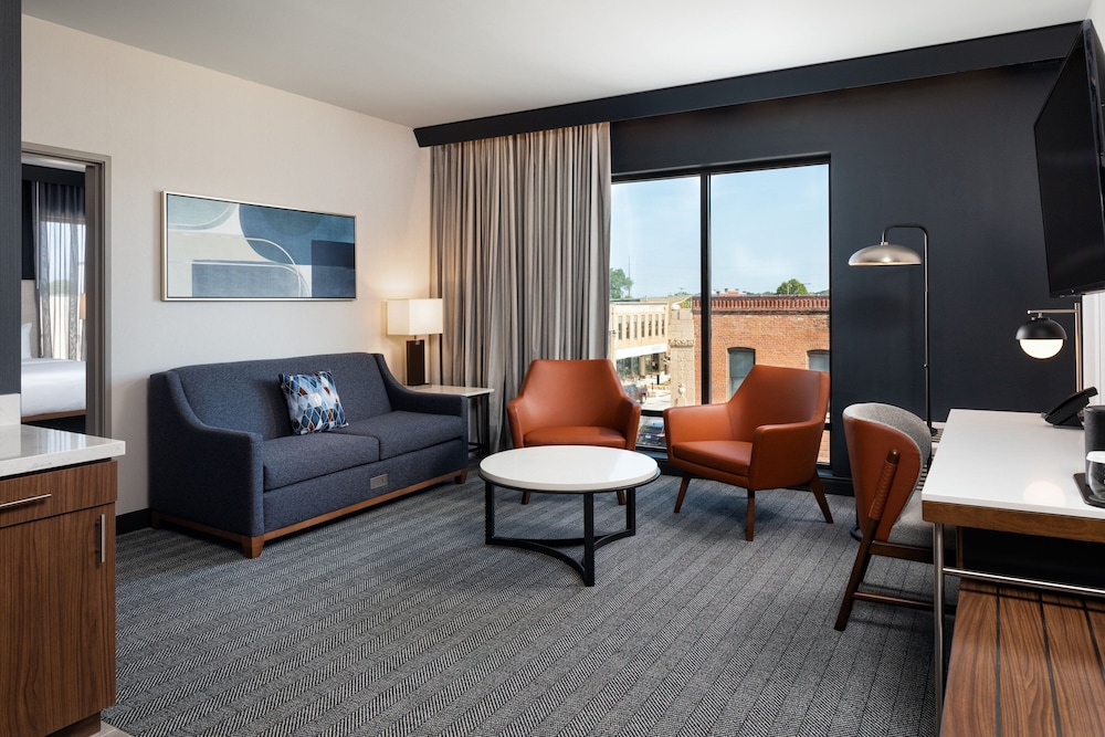 Suite, 1 King Bed - Photo 2