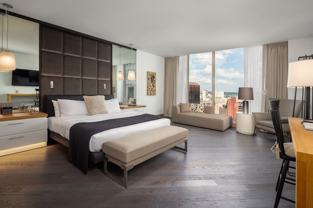 Suite, 1 King Bed, Accessible (Skyline Club Level) - Photo 3