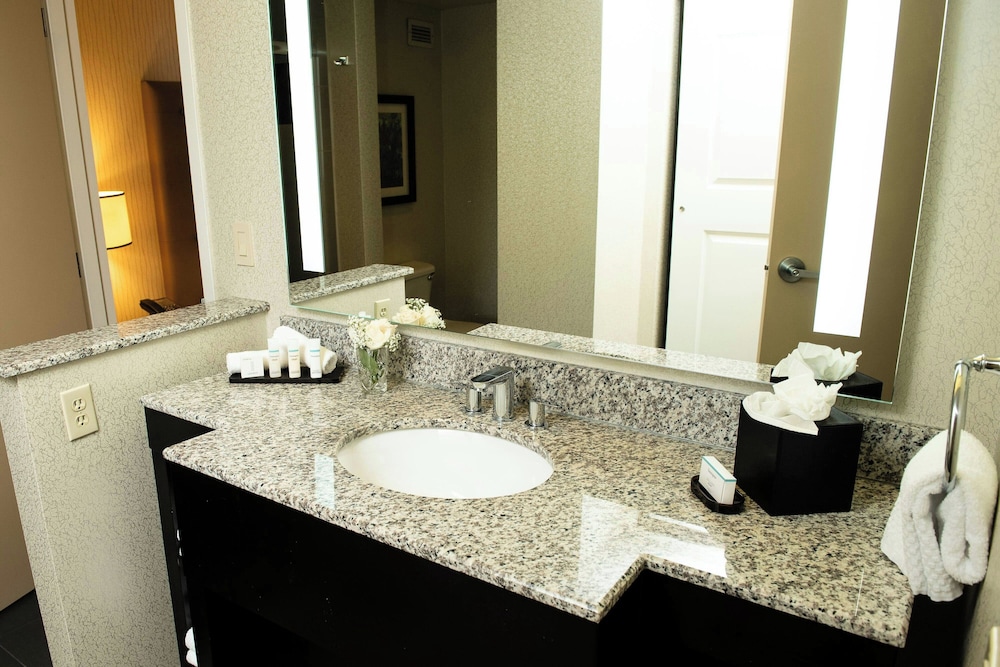 Suite, 1 Bedroom, Balcony - Photo 5