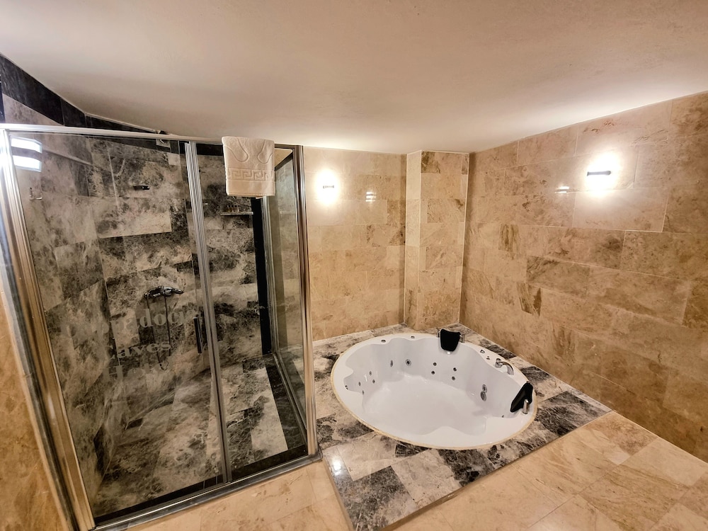 Signature Duplex Room, Jetted Tub - Photo 11