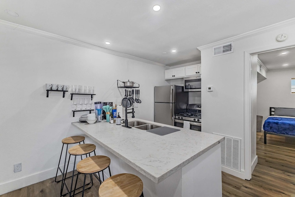 1BD Montrose Living Prime Location Comfy Beds (No translation as there's no general term to translate), Billede 3