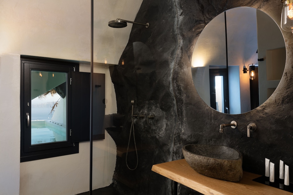 Executive Honeymoon Cave with Caldera View, Outdoor and Indoor Hot Tub - Photo 14