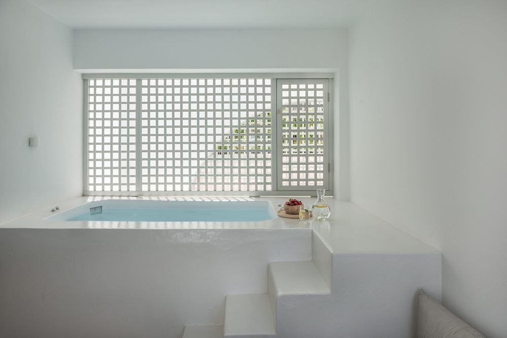 Luxury Suite with Outdoor Hot Tub - Photo 9