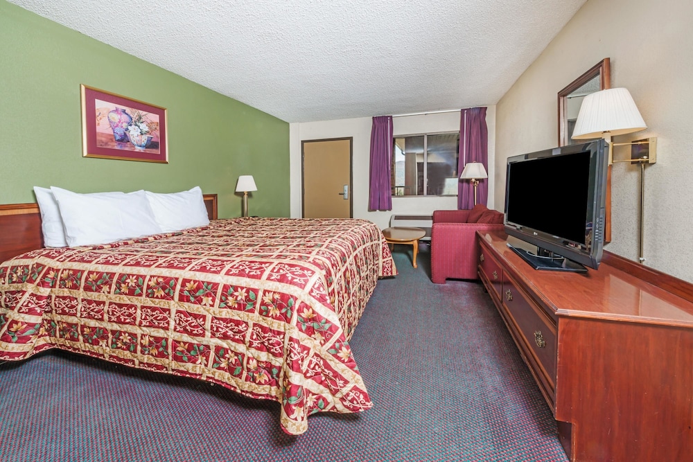 Standard Room, 1 King Bed, Non Smoking - Photo 1