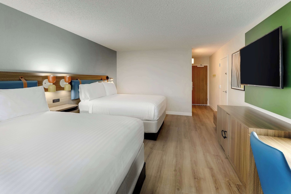 Deluxe Room, 2 Queen Beds - Photo 4