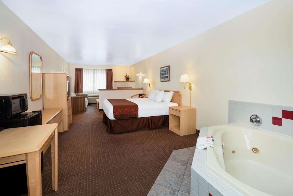Deluxe Studio Suite, 1 King Bed, Non Smoking, Hot Tub photo 1