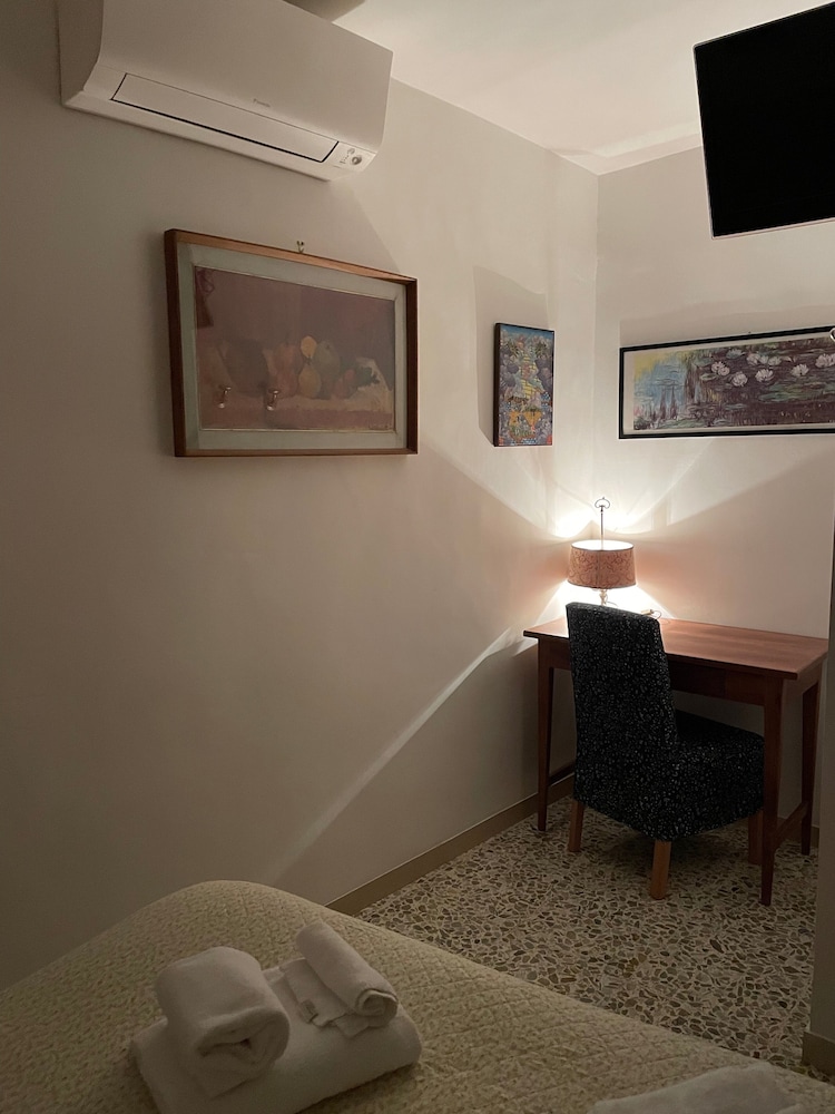 Classic Double Room, 1 Queen Bed photo 2