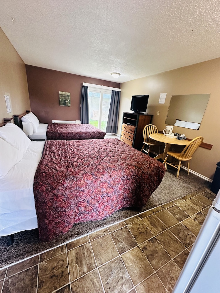 Double Room, Multiple Beds, Kitchenette photo 3