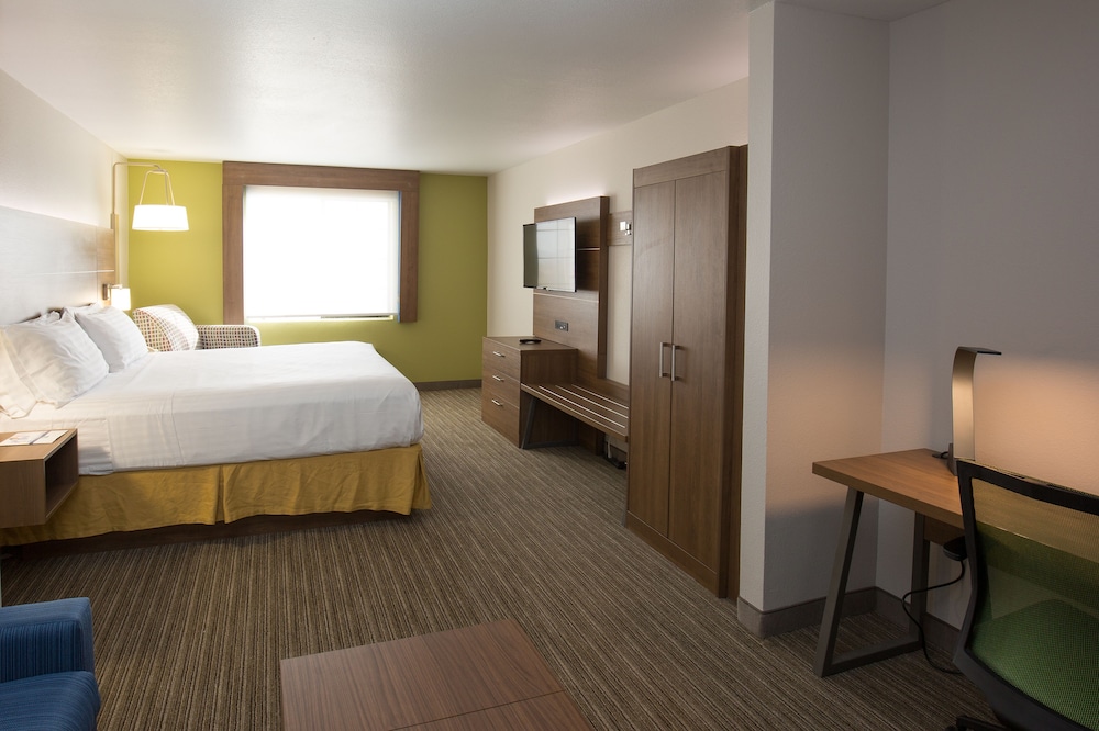 Suite, 1 King Bed - Photo 3
