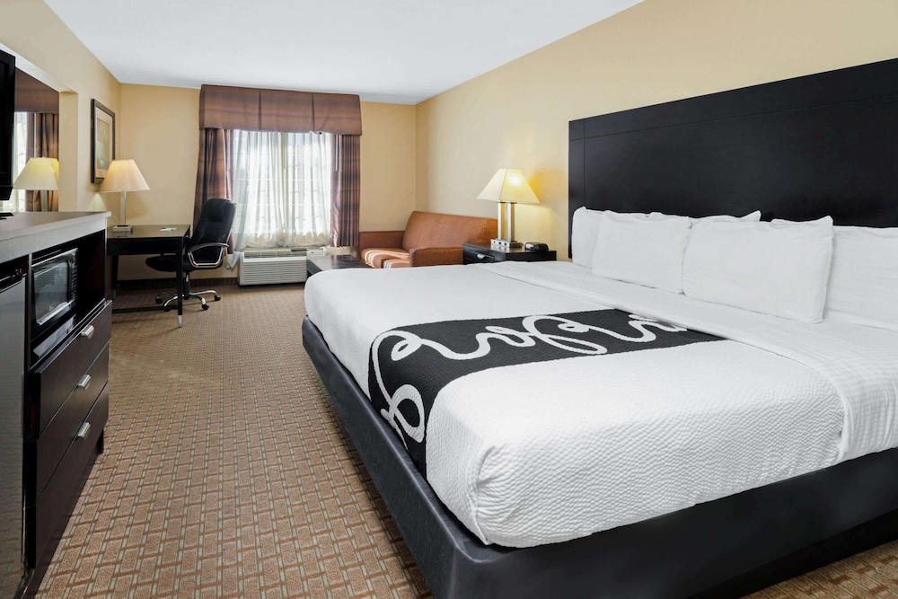 Deluxe Suite, 1 King Bed, Non Smoking, Hot Tub (Mobility/Hearing Impaired Accessible) photo 2