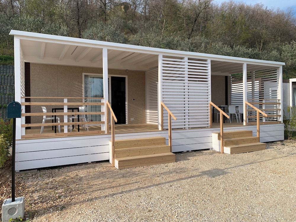 Junior Mobile Home, Patio
