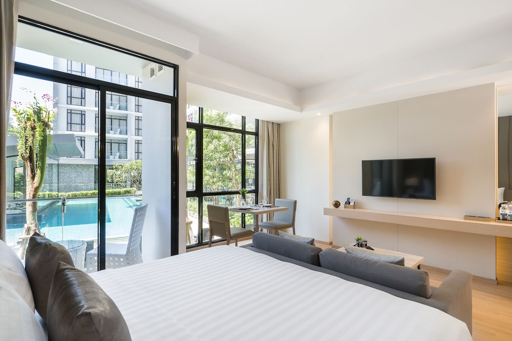 Deluxe Room, Pool View - Photo 22
