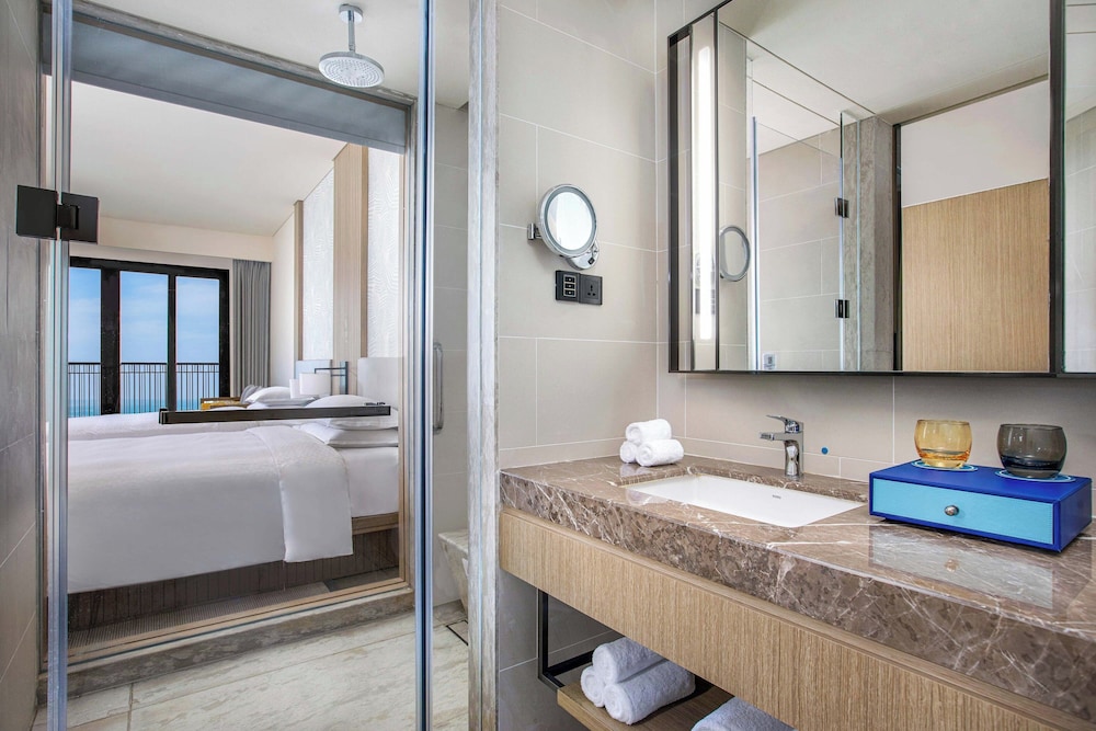 Room, 2 Double Beds, Balcony, Partial Sea View photo 3