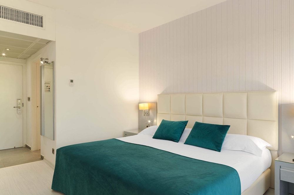 Double or Twin Room, Sea View - Photo 3
