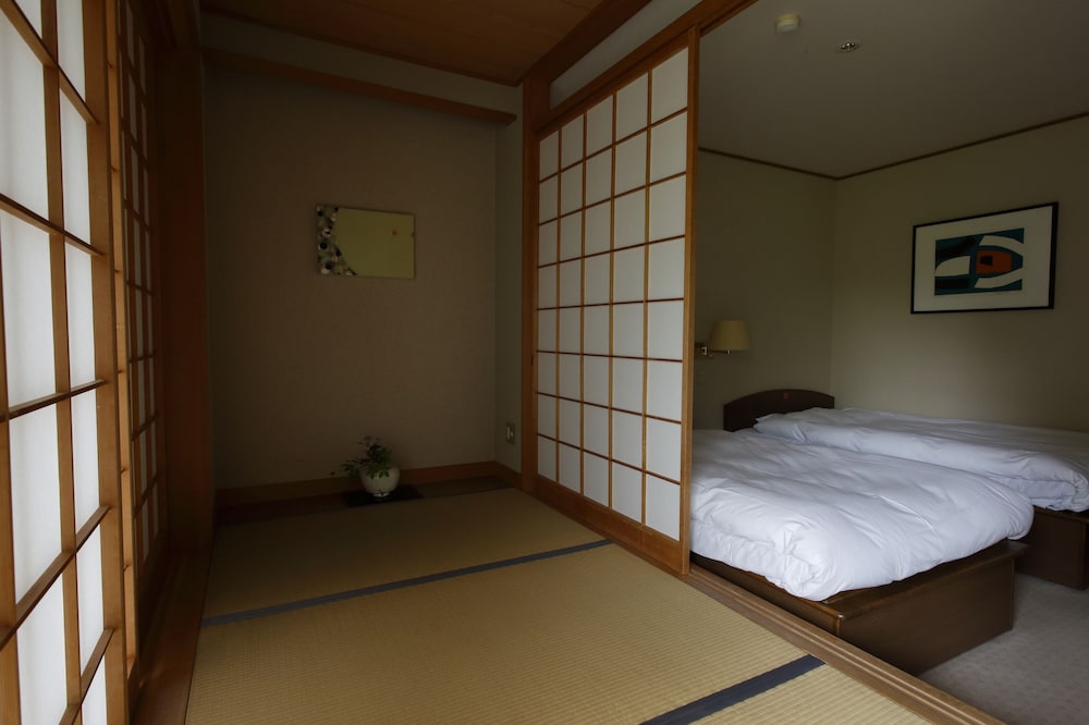 Japanese-Western Style Room (UME bldg.) - Photo 3