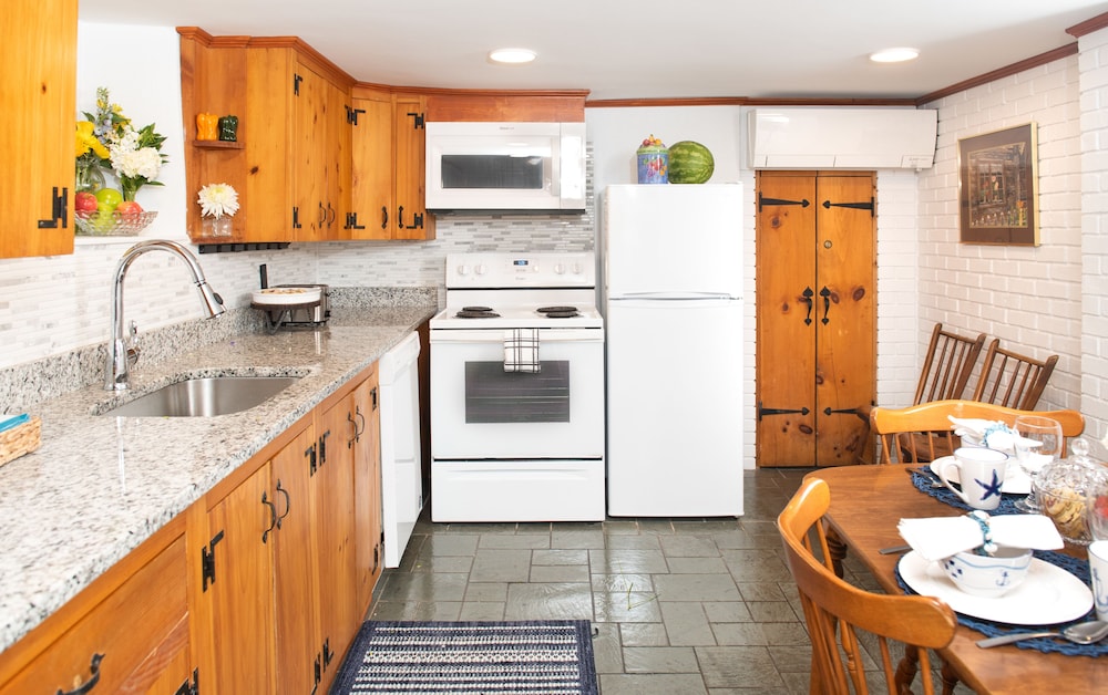 Basement Apartment (Pet Friendly) - Photo 4