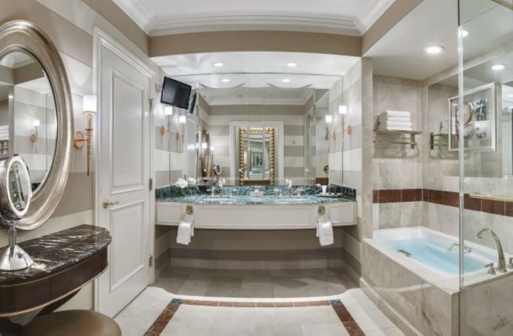 Luxury Two Queen Suite Sphere View - Photo 5