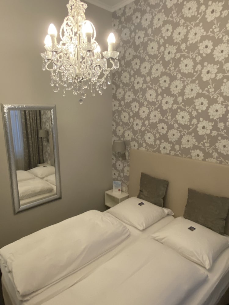 Standard Double Room - Photo 8