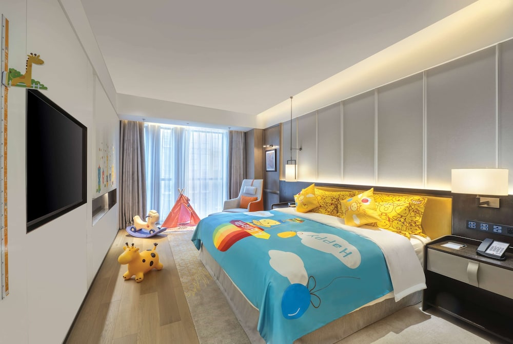 Family Suite, Non Smoking (1 King Bed and 1 Twin Bed) - Photo 3