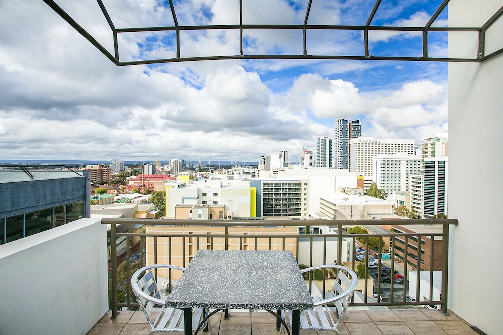 Deluxe Apartment, 1 Queen Bed with Sofa bed, Balcony, City View, photo 6