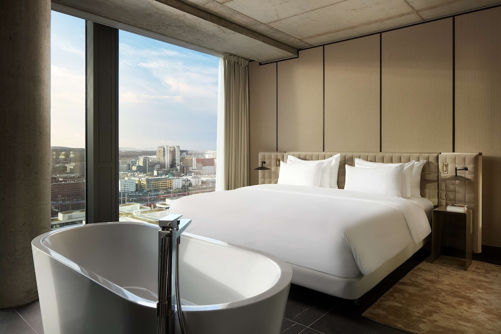 Executive Suite (Skyline View)