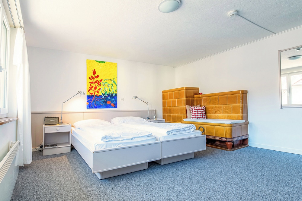 Economy Room, 1 Queen Bed - Photo 3