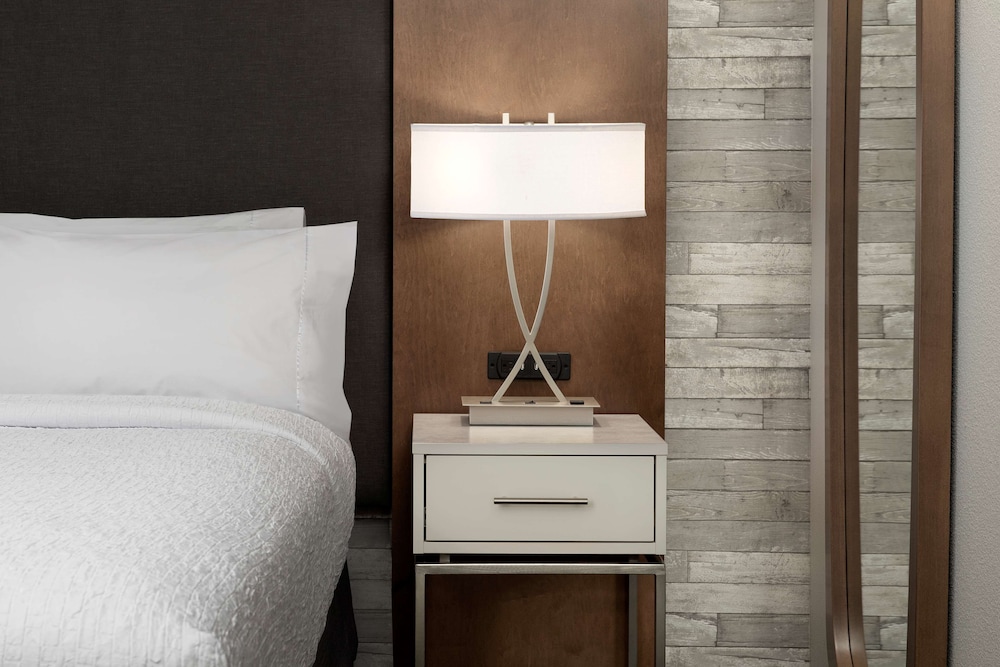 Room, 1 King Bed, Accessible (Mobility & Hearing, Roll-In Shower) - Photo 1