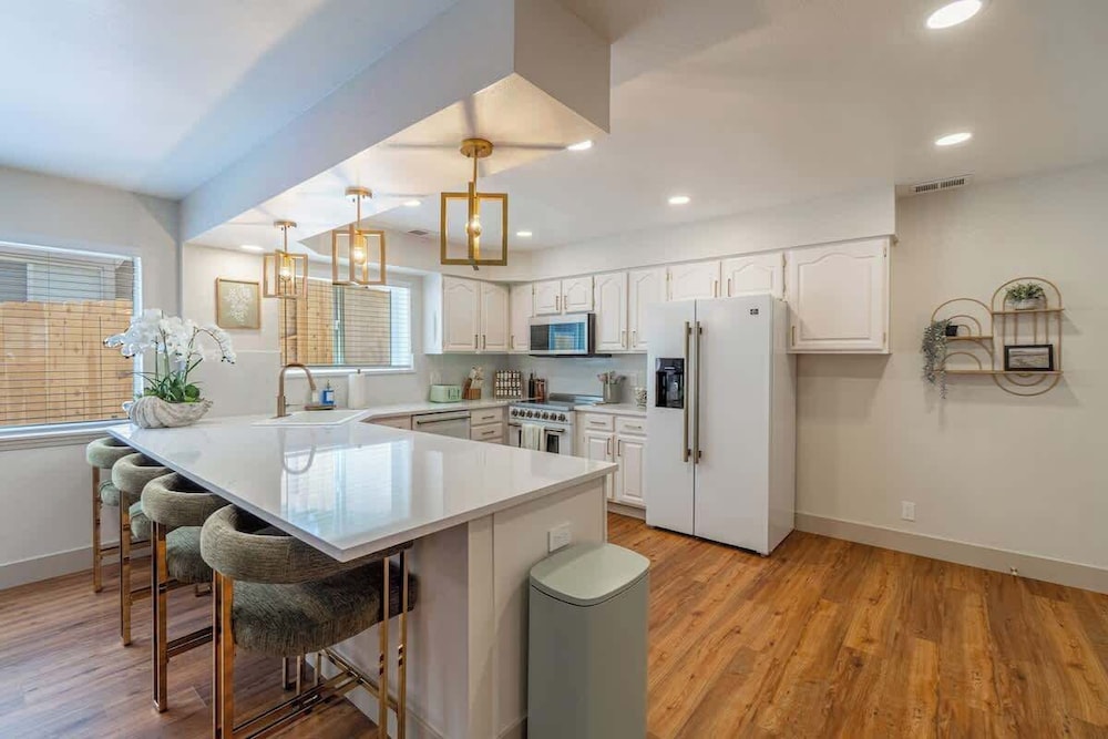 House, Multiple Beds, Patio, Garden View (The Deco Retreat - UNR - Pet Friendly) photo 1
