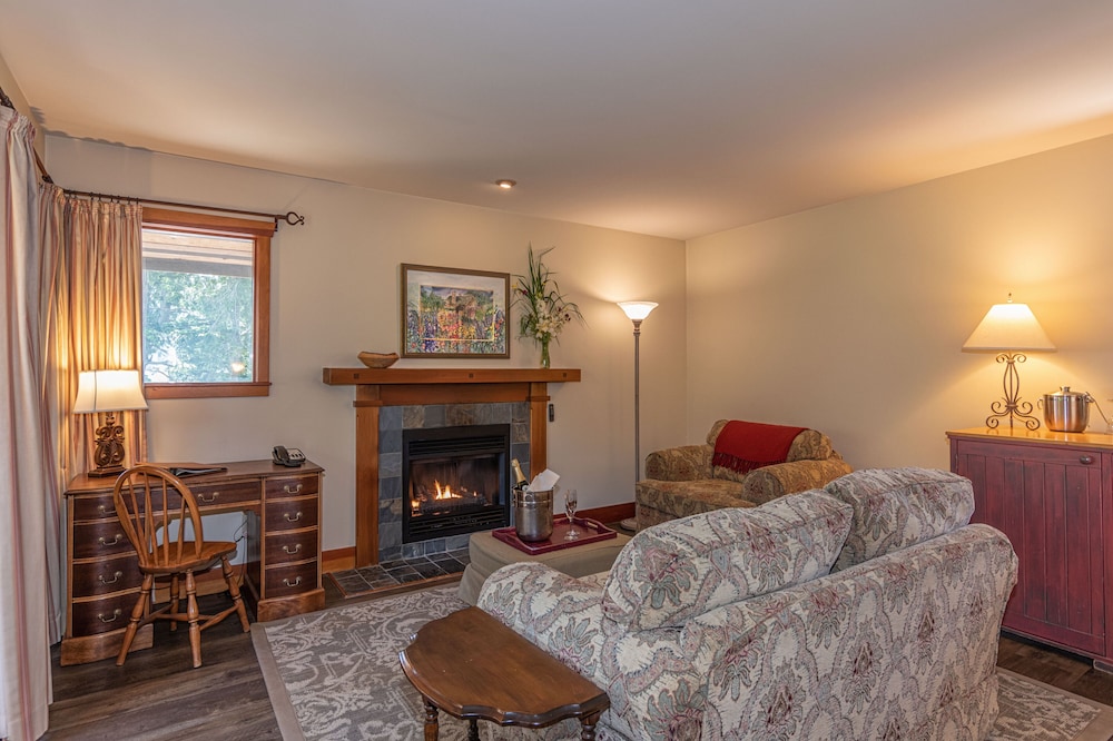 Hillside Suite Up to 2 Person Occupancy - English Breakfast photo 3