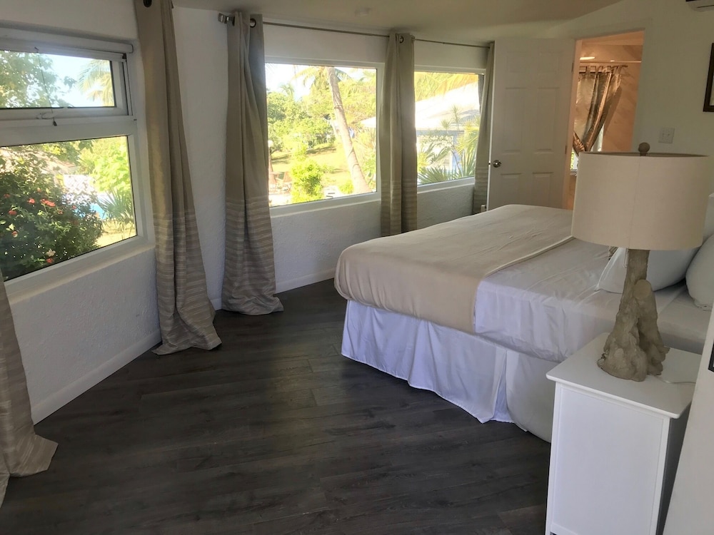 Honeymoon Studio Suite, 1 King Bed, Refrigerator photo 1