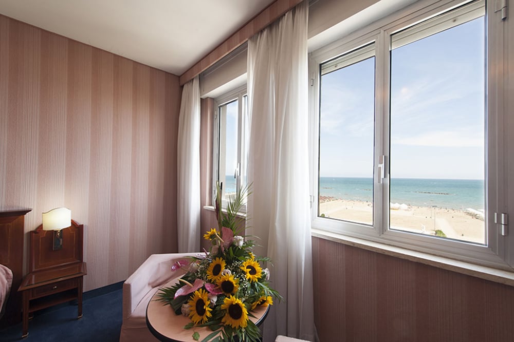 Standard Double or Twin Room, Sea View - Photo 9