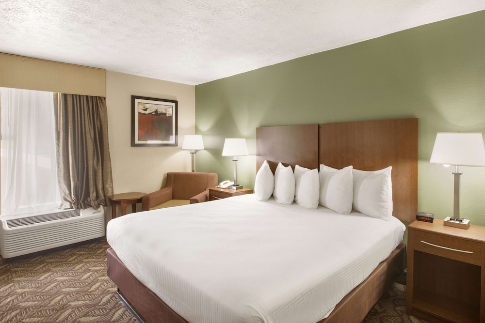 Standard Room, 1 King Bed, Accessible, Bathtub photo 3