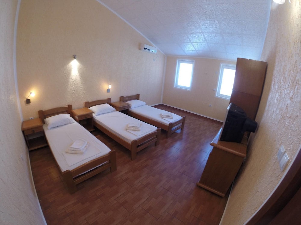 Basic Triple Room, 3 Twin Beds, Garden View photo 3